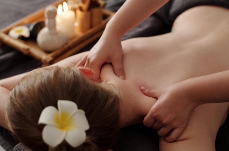 Đau vai gáy khi ngủ dậy - nguyên nhân và cách khắc phục nhanh - Kim Cương Spa