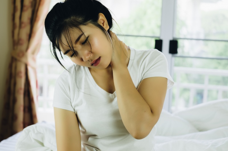 Đau vai gáy khi ngủ dậy - nguyên nhân và cách khắc phục nhanh - Kim Cương Spa