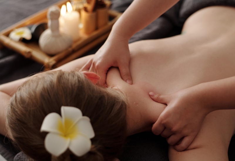 Massage cổ vai gáy - Kim Cương Spa