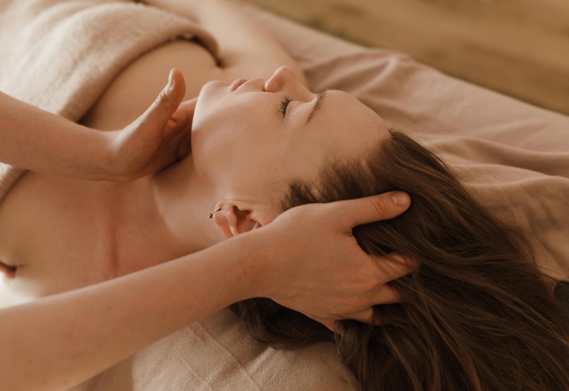 Massage cổ vai gáy - Kim Cương Spa
