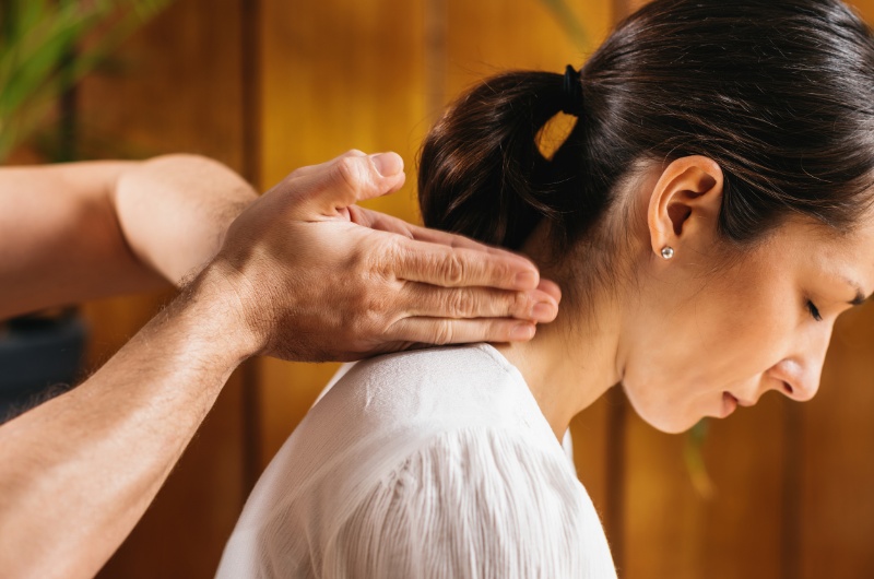 Massage cổ vai gáy có tác dụng gì - Kim Cương Spa