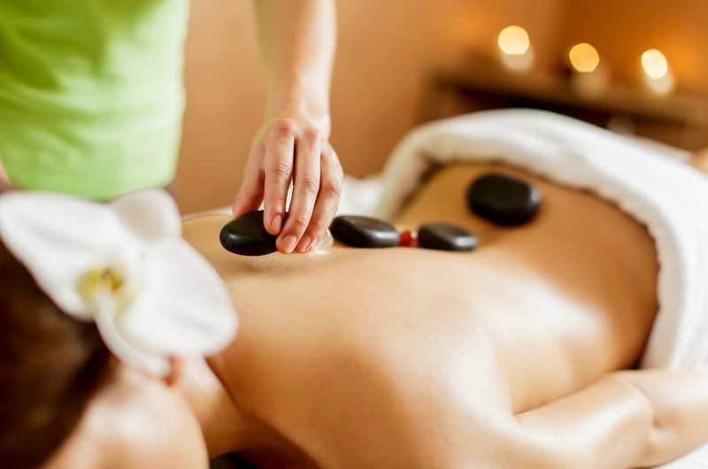 Massage đá nóng bazan - tác dụng và quy trình chuẩn spa