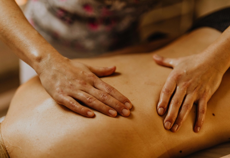Massage trị liệu thảo dược - Kim Cương Spa