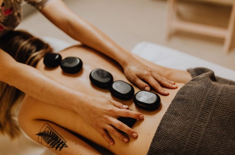 Massage đá nóng - Kim Cương Spa