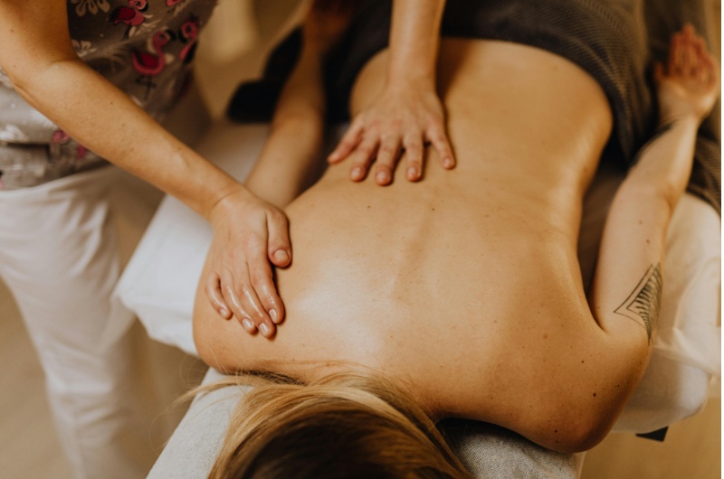 Massage lưng - Kim Cương Spa