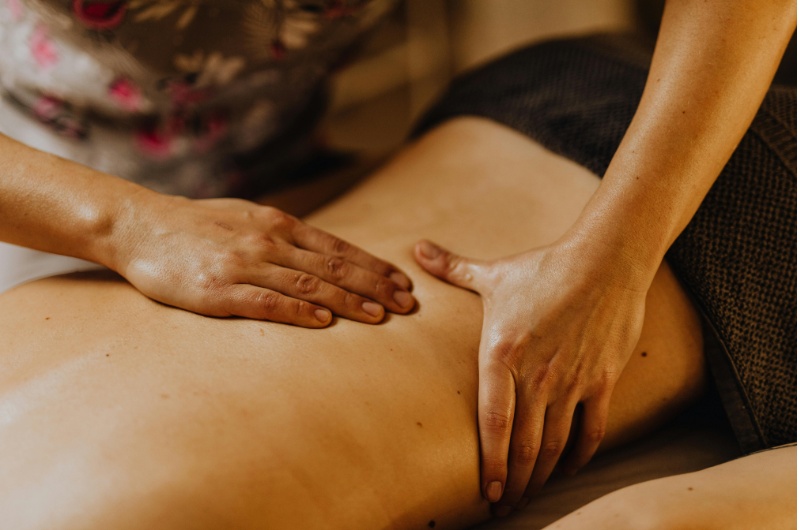 Massage lưng - Kim Cương Spa